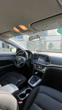 Hyundai Elantra 4