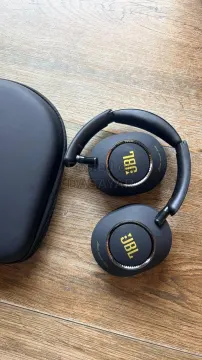 JBL Tune 960 headphone with protective bag